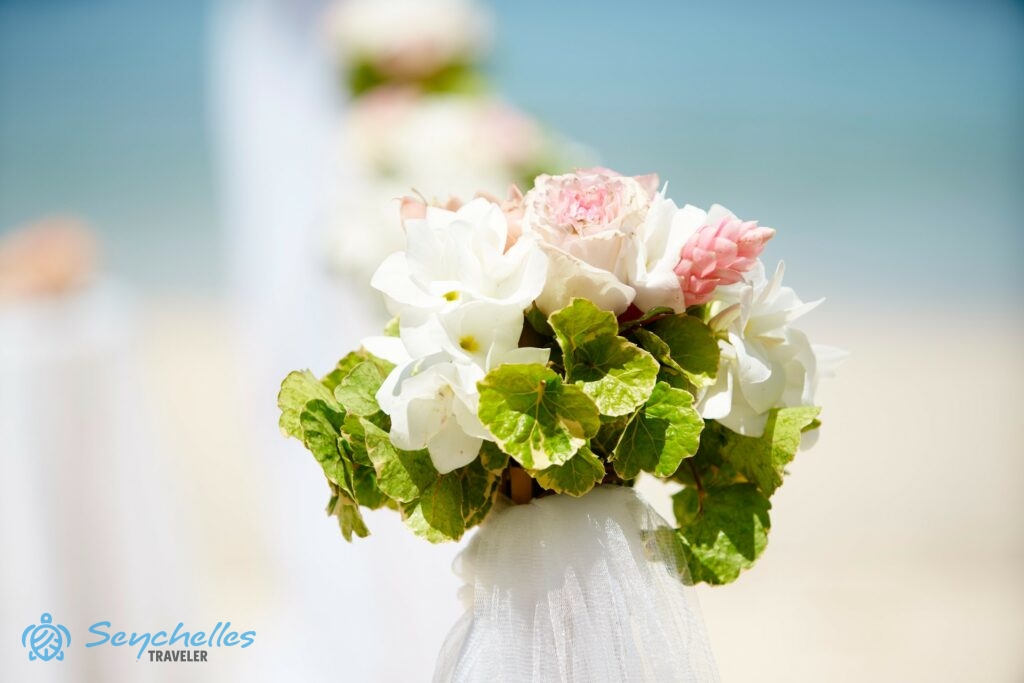 Frangipáni, rózsa és gyömbér virágokból készült dísz a bevonuló folyosón Anse Louis tengerparton.