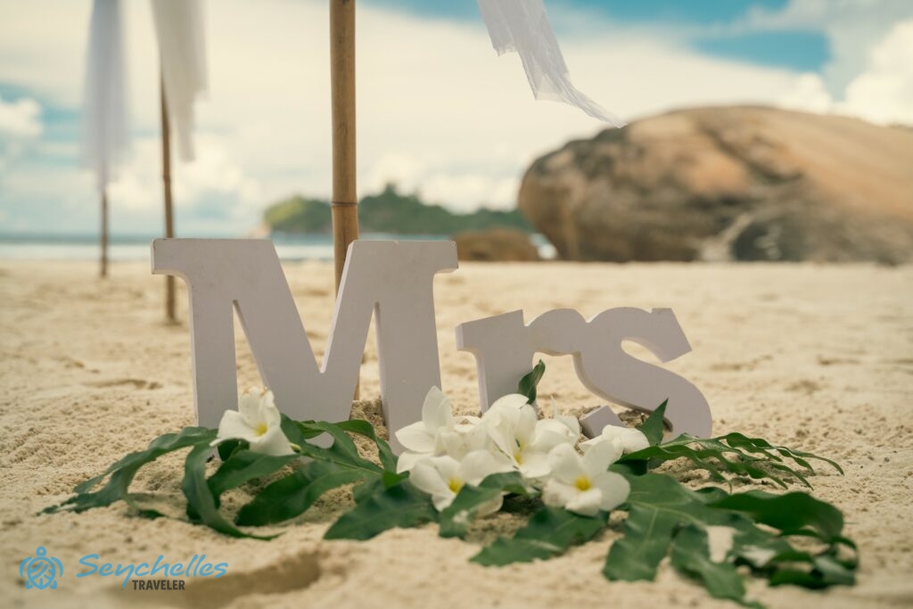 A bevonuló folyosó díszítőelemei a homokban Baie Lazare tengerparton.