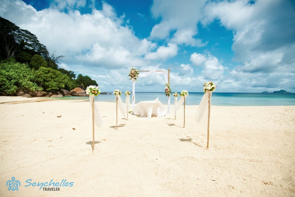 Vegyesen fehér és színes virágokkal díszített bevonuló folyosó hat oszlopból, szögletes boldogságkapu virág díszítéssel.