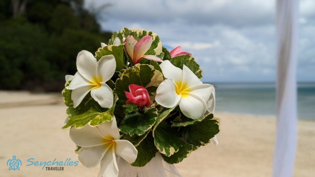 Bevonuló folyosó dekoráció frangipáni virágokból és levelekből, Anse Louis parton.