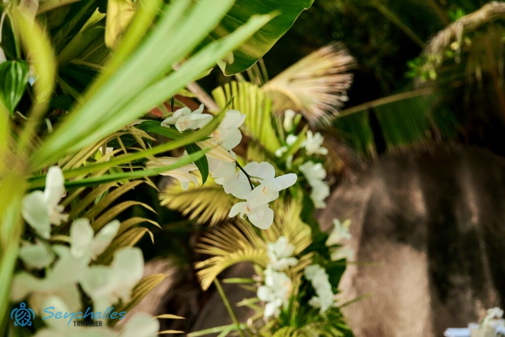 Orchideákból és trópusi levelekből készült boldogságkapu dekoráció La Digue-en.