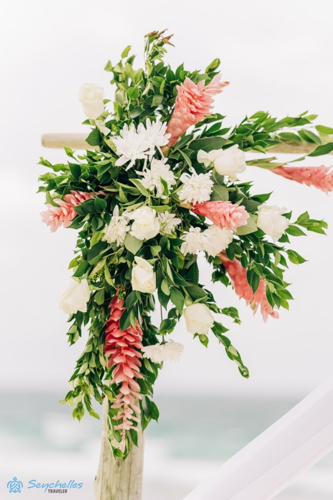 Közeli kép a boldogságkapu dekorációról North-East Point-on, Mahén.