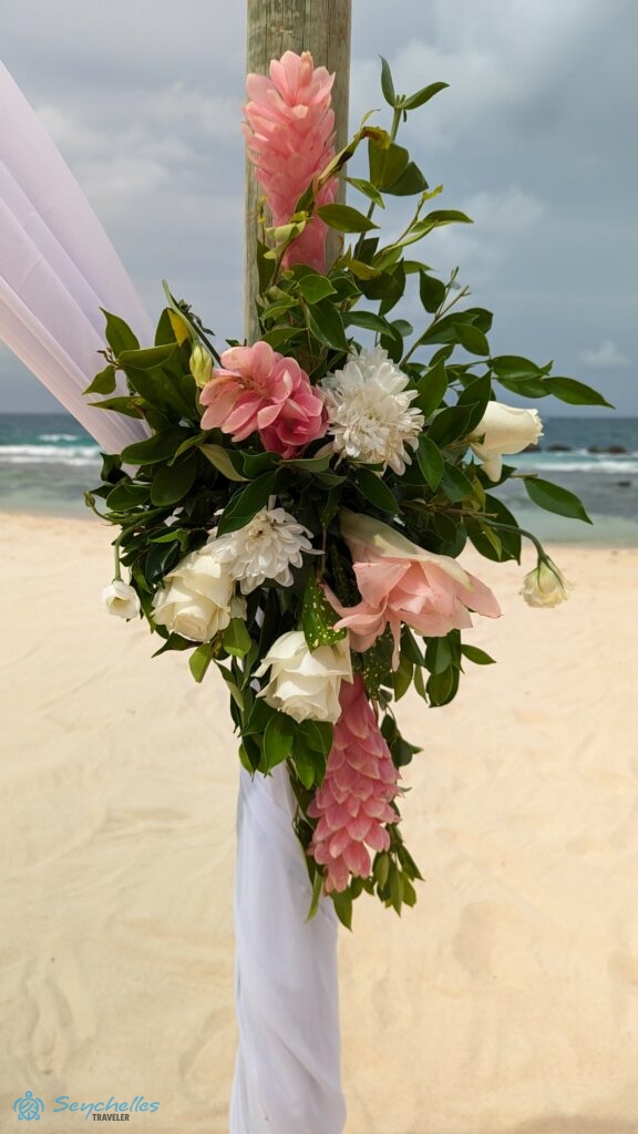 Fehér és rózsaszín virágokból álló boldogságkapu dekoráció North-East Point-nál, Mahén.