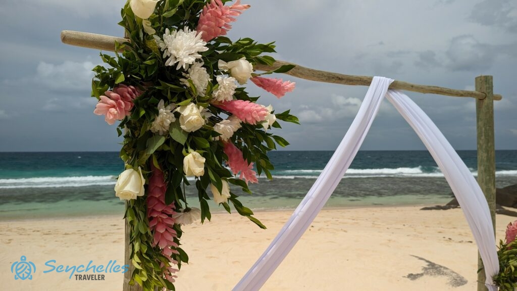 Szögletes boldogságkapu felső virág dekorációja North-East Point-on, Mahén.