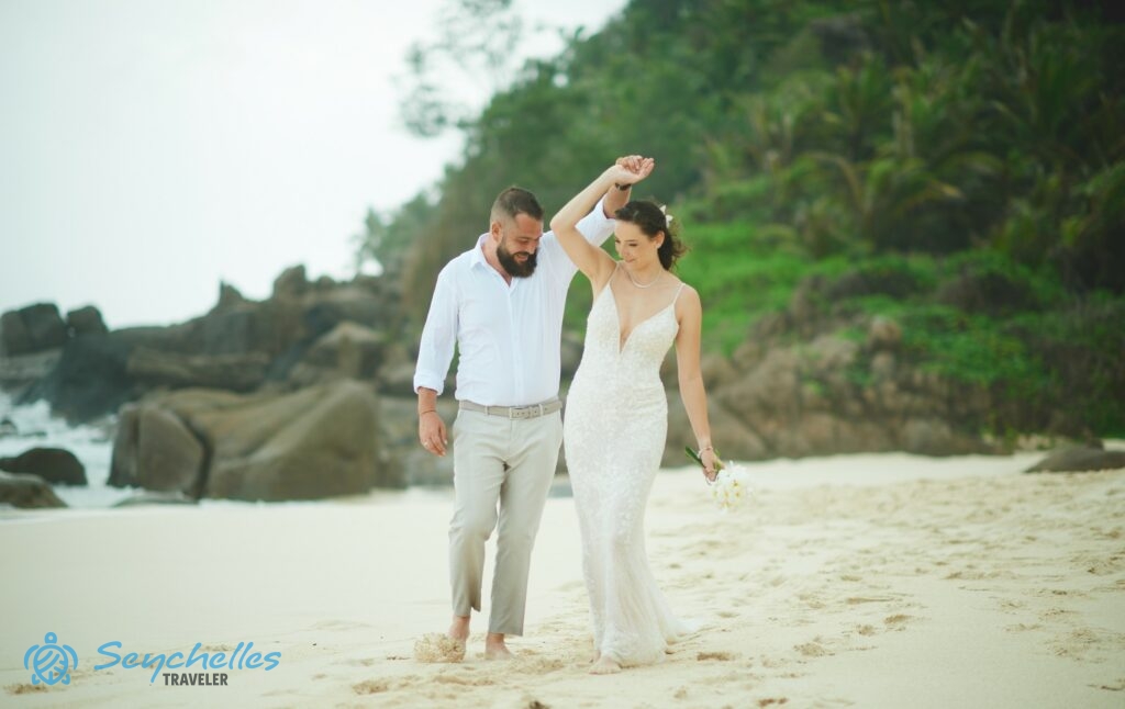 Az ifjú pár Anse Bazarca esküvői helyszínen táncol a homokos parton, Mahén.