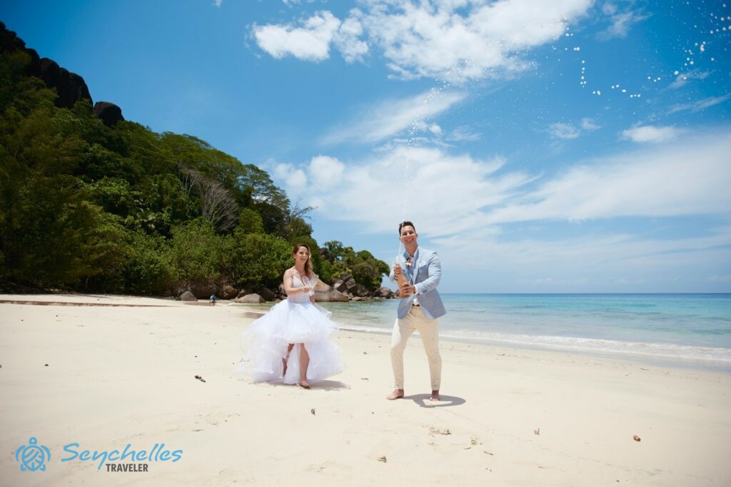 A friss házasok pezsgőt bontanak Mahén, Anse Louis esküvői helyszínen.