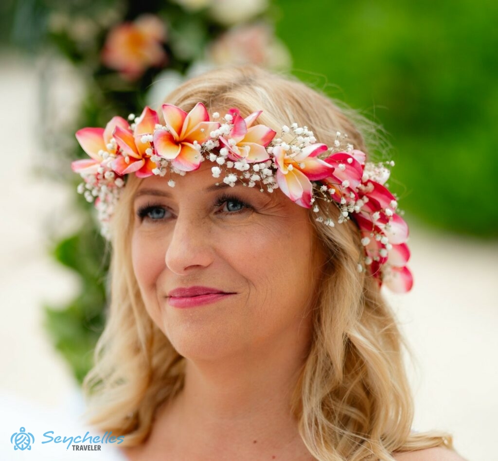 Sárgás-rózsaszín frangipániból és rezgőből készült menyasszonyi fejdísz Mahén.