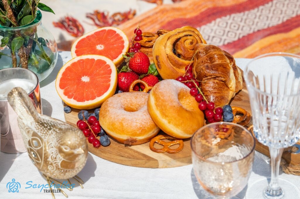 Gyümölcsökből és péksüteményekből álló esküvői tál La Digue-en.