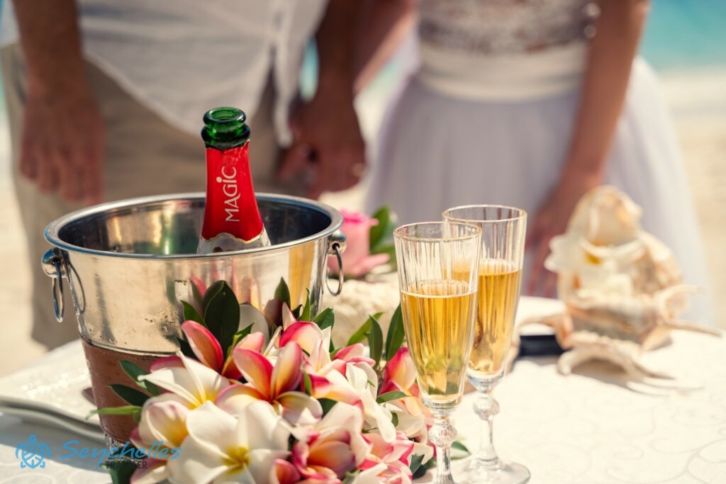 Behűtött habzóbor virágcsokorral és poharakkal Mahén.