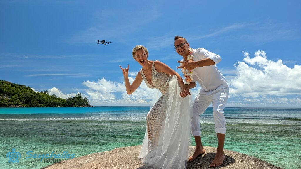 A friss házasokról fotózás közben drón videofelvétel is készül Baie Lazare tengerparton.