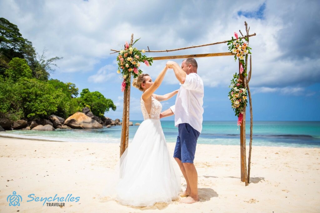 A friss házasok táncra perdültek a feldíszített esküvői pavilon előtt Anse Louis tengerparton.