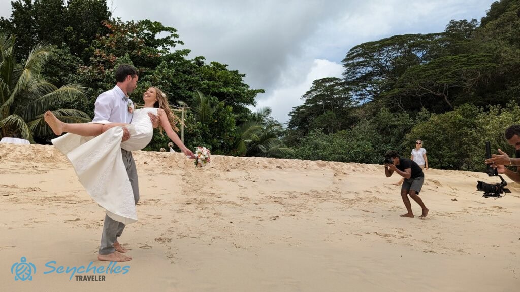 Esküvői fotók készülnek a házaspárról Anse Louis tengerparton, Mahén.