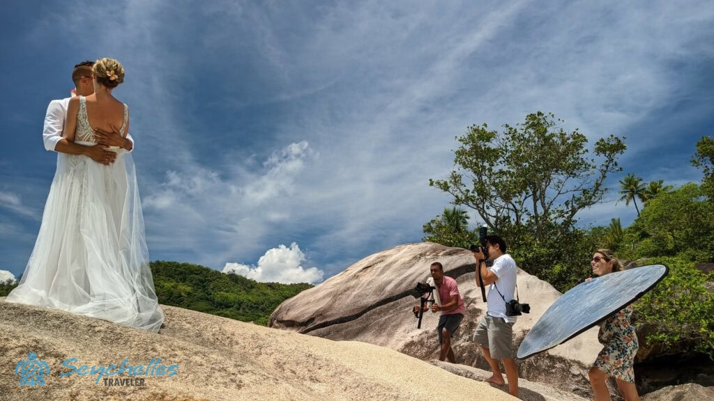 Esküvői fotózás derítőlap használatával Baie Lazare tengerparti szikláinál.