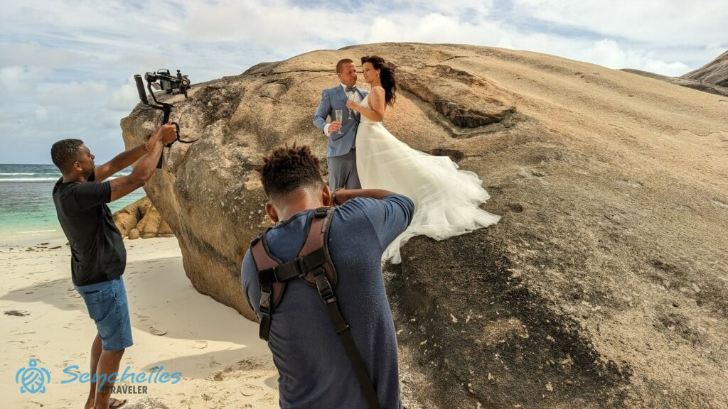 A párról felvételek készülnek az esküvői fotózáson Roche Copra sziklánál.