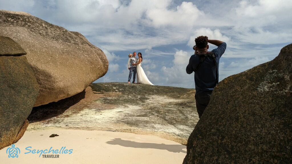 Esküvői fotózás Baie Lazare homokban fekvő sziklái között.