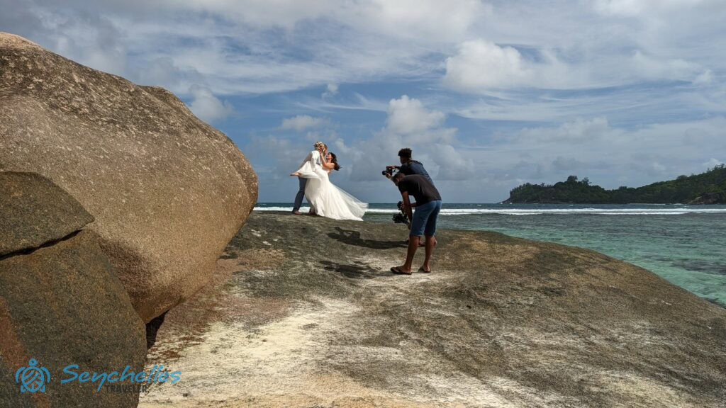 Esküvői fotózás Baie Lazare hatalmas, lapos szikláján, a háttérben az óceánnal.