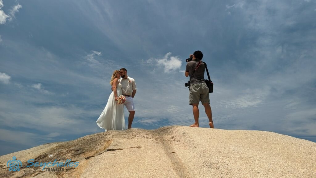 Közeli kép a Baie Lazare szikláján zajló esküvői fotózásról.