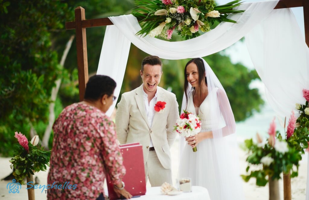 Az anyakönyvvezető angol nyelvű hivatalos esküvő keretei között összeadja a fiatal párt Anse Severe tengerparton.