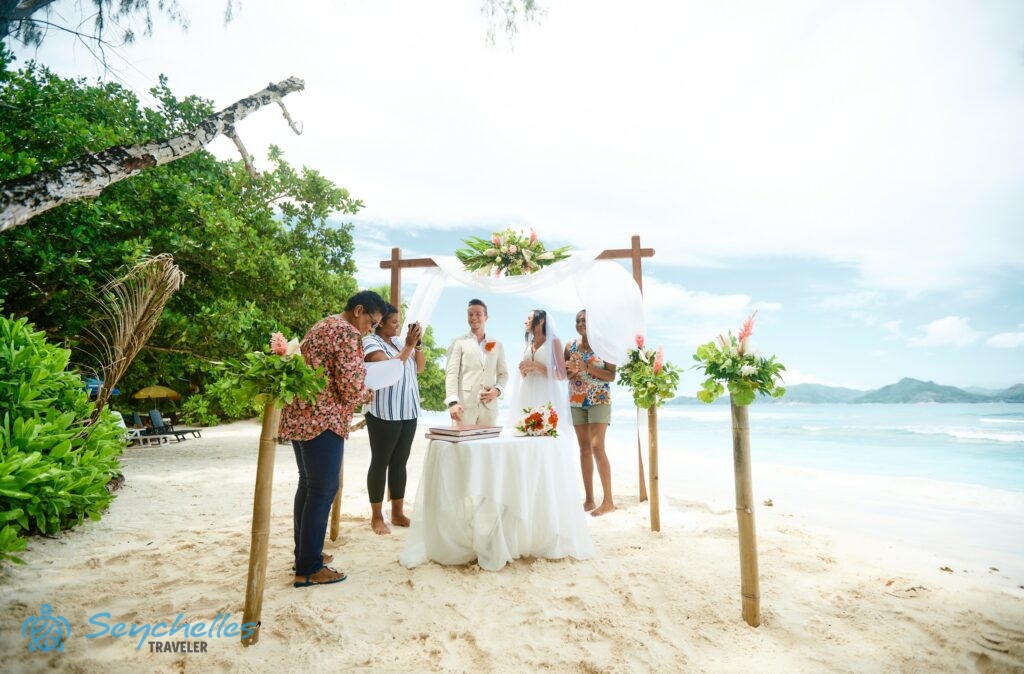 A fiatal pár Anse Severe tengerparton angol nyelvű hivatalos esküvőn kel egybe a két tanú és az anyakönyvvezető előtt.
