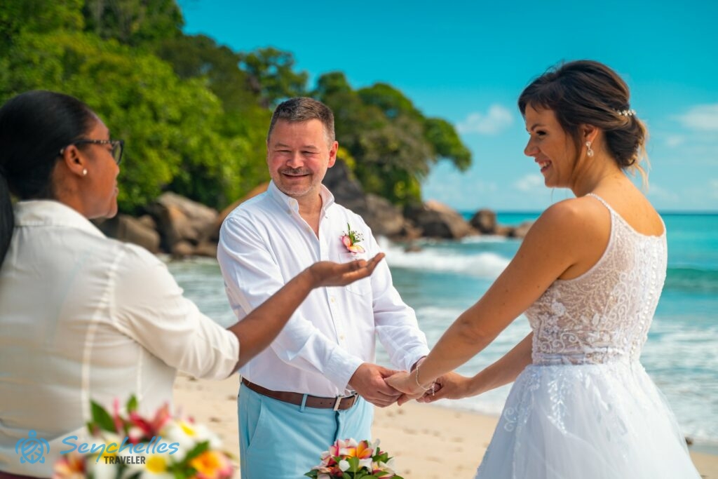 Angol nyelvű szimbolikus esküvőn tesz fogadalmat egymásnak egy pár Anse Louis tengerparton.