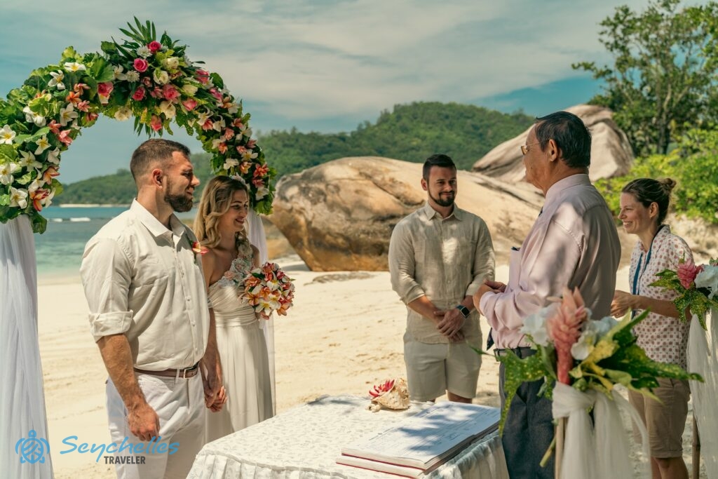 Magyar hivatalos esküvő Baie Lazare tengerparton, ahol az anyakönyvvezető szavait követően Réka köszönti párt.