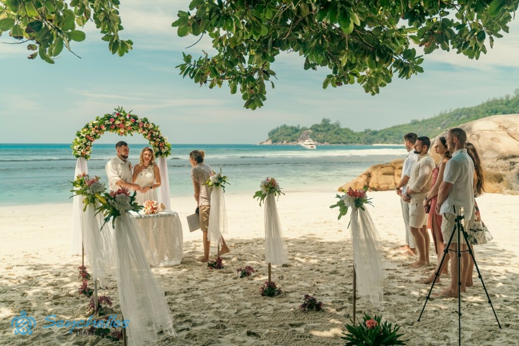 A fiatal pár Rékával és a násznéppel Baie Lazare tengerparton egy magyar nyelvű hivatalos esküvőn.