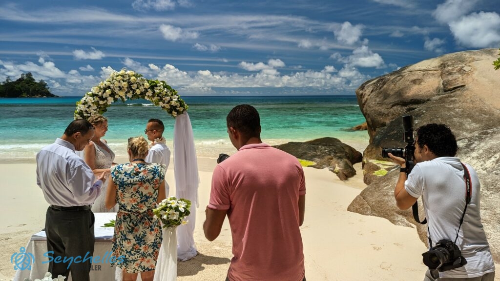 Magyar nyelvű hivatalos esküvő Baie Lazare tengerparton, a háttérben az kék óceánnal.