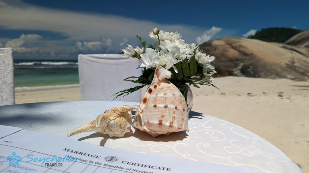 Asztali dekoráció és a házassági anyakönyv a magyar nyelvű hivatalos esküvőn Baie Lazare parton.