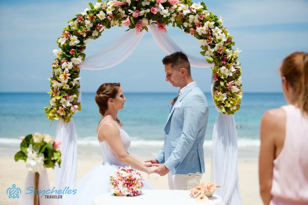 Magyar nyelvű szimbolikus esküvő keretei között tesz egymásnak fogadalmat egy pár Anse Louis tengerparton.