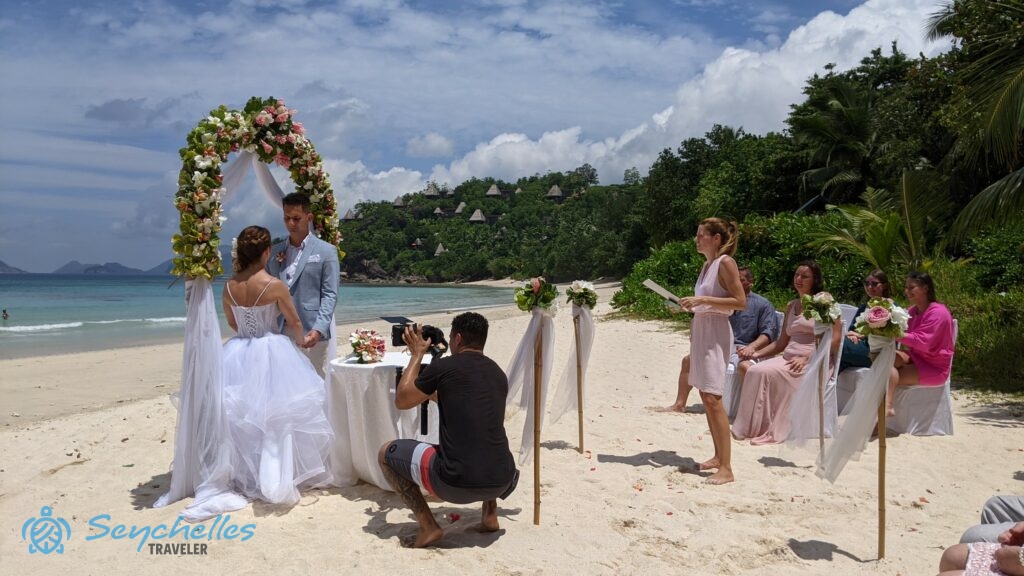 Réka egy magyar nyelvű, szimbolikus esküvőn ad össze egy ifjú párt a násznép jelenlétében Anse Louis tengerparton.