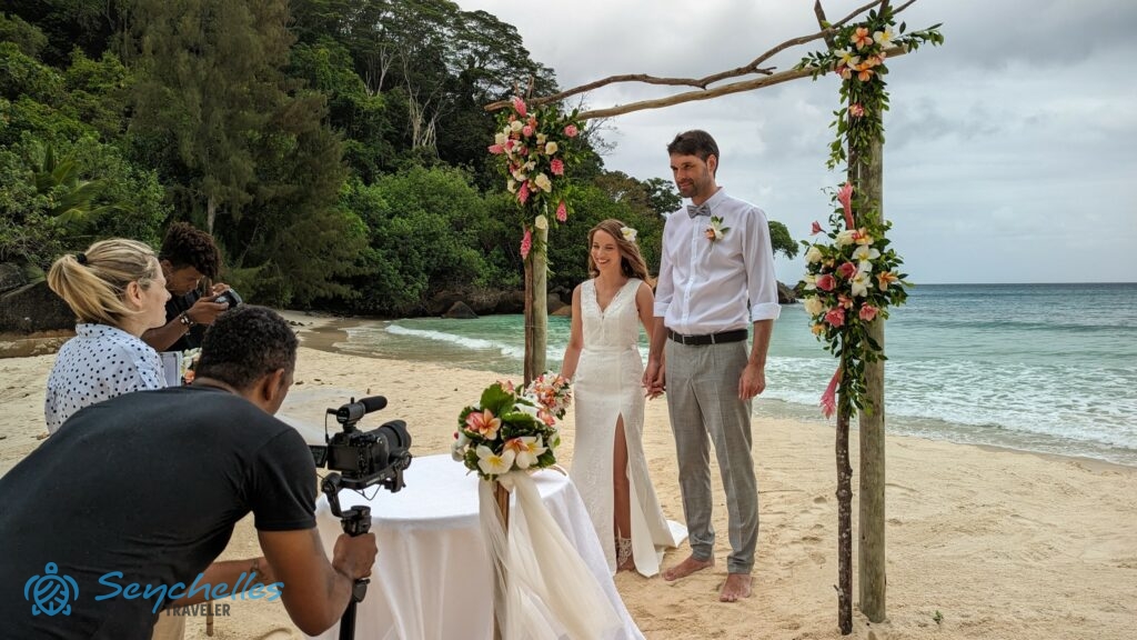 Réka magyar nyelvű szimbolikus esküvőt tart Anse Louis tengerparton.