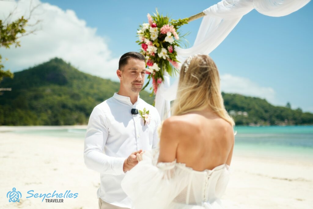 Magyar nyelvű, szimbolikus esküvő keretei között egymásnak fogadalmat tevő pár Baie Lazare tengerparton.