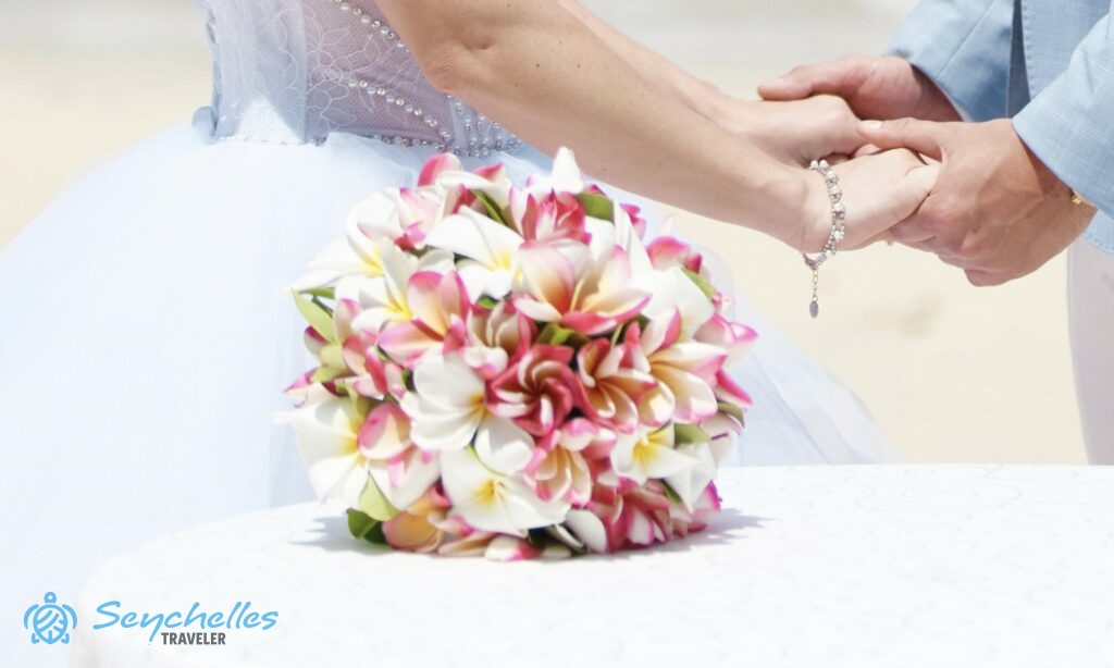 Gömb alakú menyasszonyi csokor rózsaszín-fehér frangipáni virágokból Mahén.