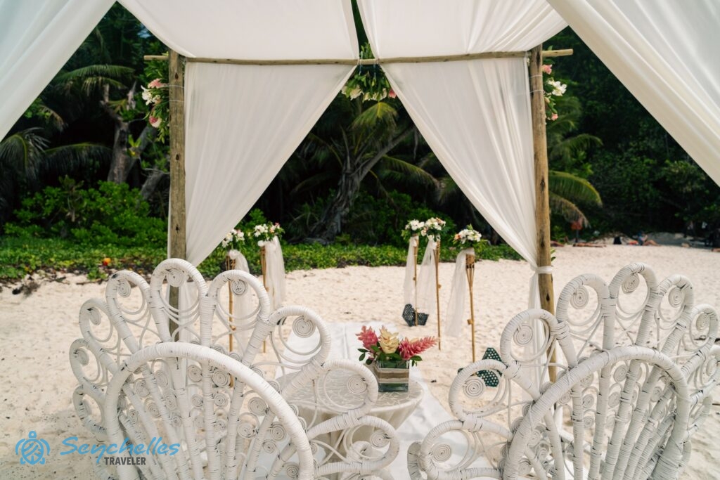 Az esküvői pavilon belülről fényképezve, rálátással a bevonuló folyosóra.