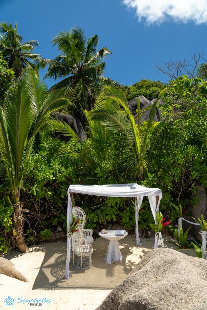 Az esküvői pavilon és székek a magasból fényképezve, körülötte jól látszik a dús vegetáció és a közte megbúvó gránitsziklák.