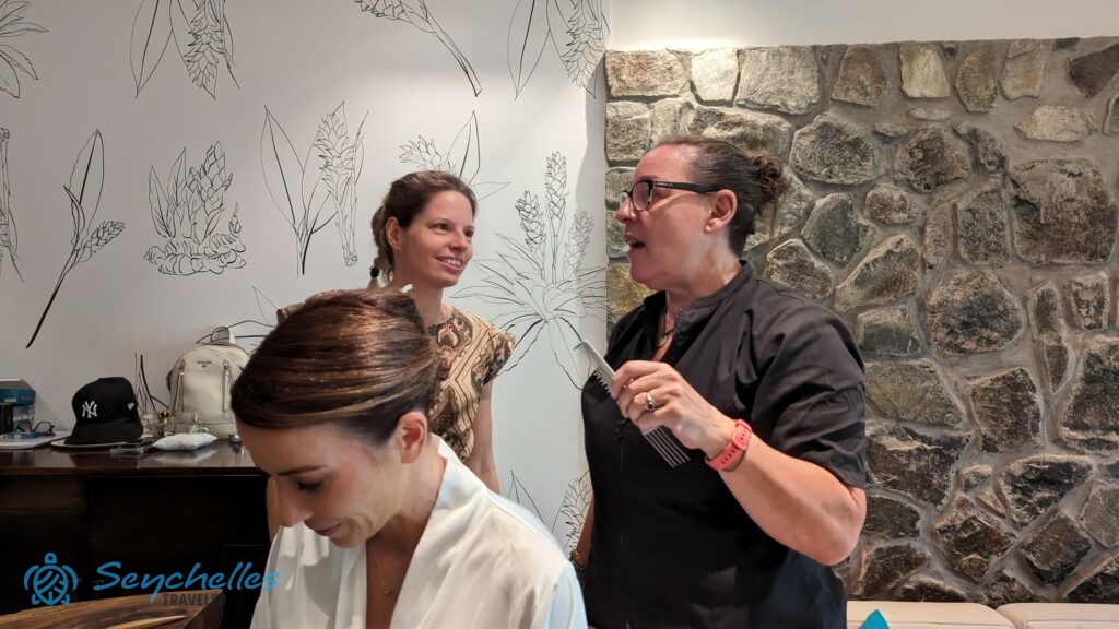 Réka az egyik stylist-tal beszélget, előttük a menyasszony ül.