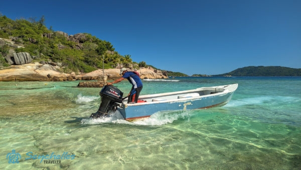 A kapitány a partról beljebb kormányozza a csónakot Grande Soeur-szigeten.
