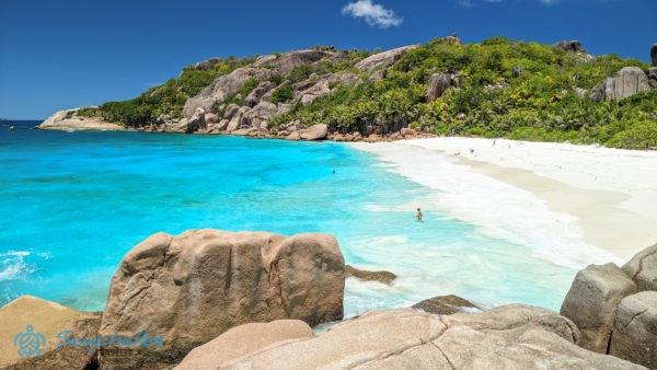 Grande Soeur keleti partja teljes hosszában, a part két végét körülölelő gránitsziklákkal.