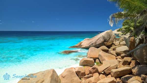 Gránitsziklák az óceán fokozatosan mélyülő kékje mellett Grande Soeur keleti partján.