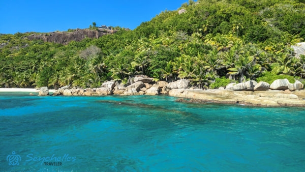 Lapos gránitsziklák csoportja Félicité nyugati partjánál a vízben.