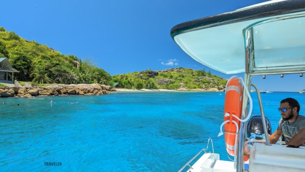 A Simplicity hajó kapitánya a hajóról figyeli a vízben sznorkelező vendégeket Grande Soeur-szigetnél.