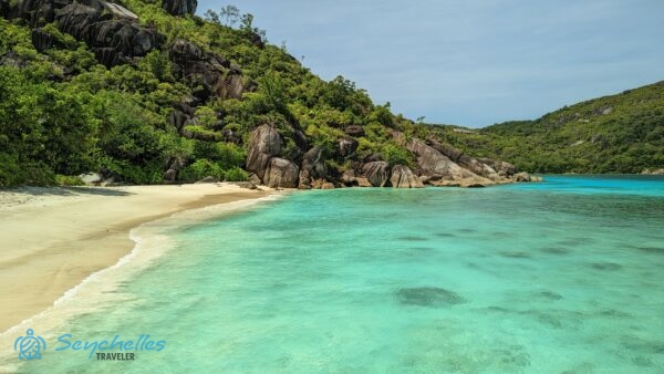 Anse du Riz tengerpart az északi oldalán lévő sziklákról fényképezve.