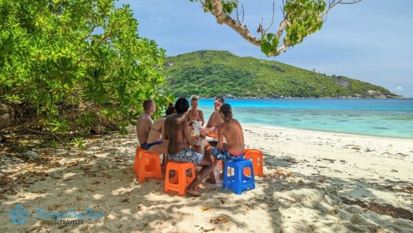 A hajó legénysége a vendégekkel ebédel az Anse du Riz tengerparton.