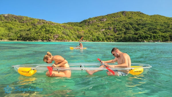 A vendégek Baie Ternay élővilágát nézik az átlátszó kajakon keresztül.