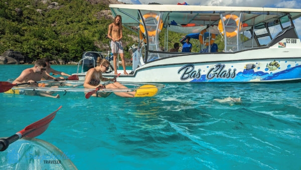 Az üvegfenekű hajó és a kajakozásból visszatérő vendégek.