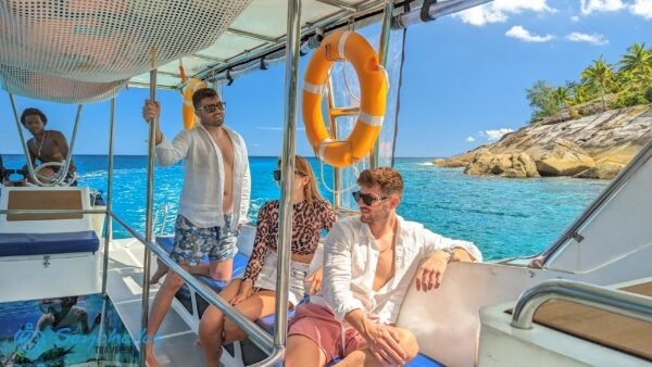 A hajó vendégei Baie Ternay északi csücskénél szemlélik a természeti környezetet.