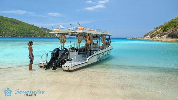 Üvegfenekű hajó és legénysége Anse Du Riz parton.