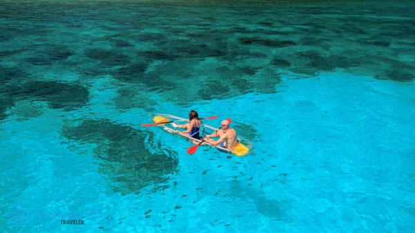 Két vendég átlátszó kajakból figyeli az óceánt Baie Ternay Tengeri Nemzeti Parkban.