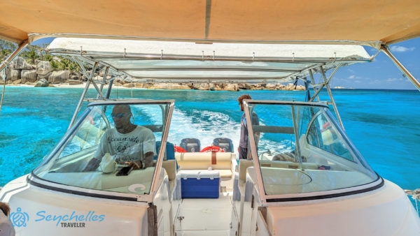 A Genesis hajó legénysége ahogy távolodnak Cocos-szigettől.