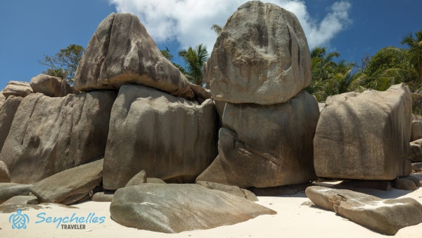 Gránitsziklák csoportja Cocos-sziget strandján közelről fényképezve.